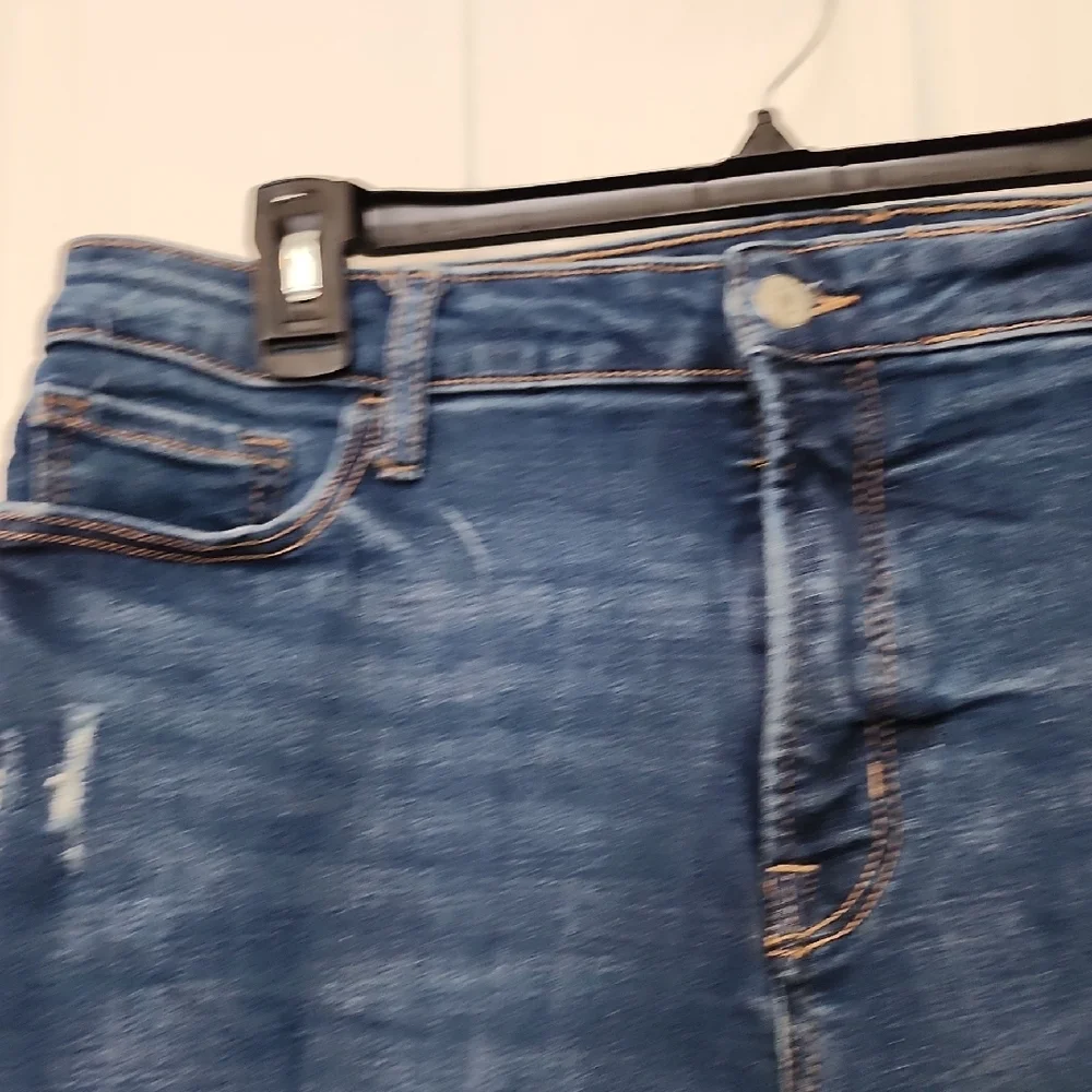 Old Navy Distressed Cropped Jeans in Dark Blue - Picture 5 of 13